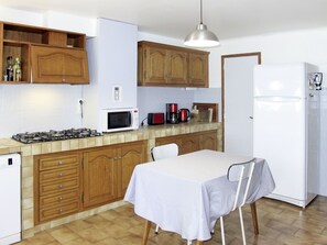 Kühlschrank, Mikrowelle, Ofen, Geschirrspüler