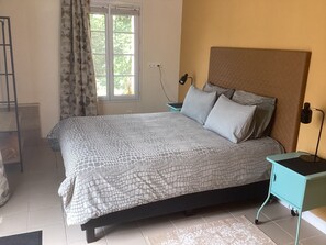 2 habitaciones, tabla de planchar con plancha, cuna de viaje y wifi 