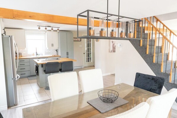 Dining - Ideal for 1 or 2 families 3min to the ferry Well-equipped house Parking + Garden (Levis)