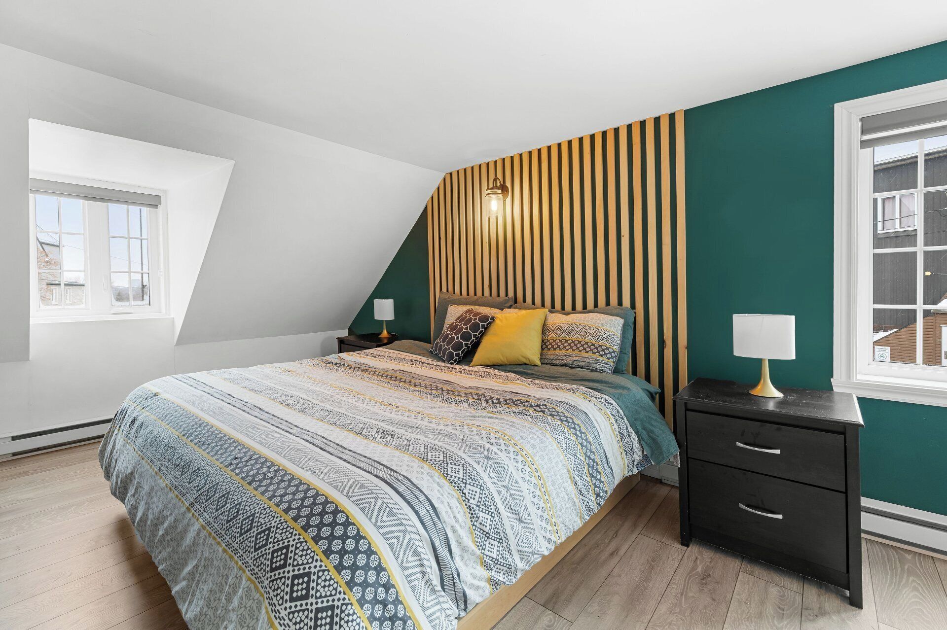 3 soverom, skrivebord, strykejern/-brett og reiseseng for barn