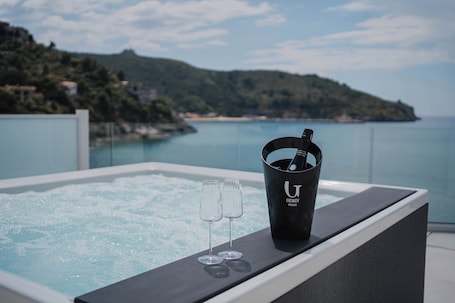 Camera Royal con letto matrimoniale o 2 letti singoli, vista mare | Vasca idromassaggio privata. Hotel Ficocella