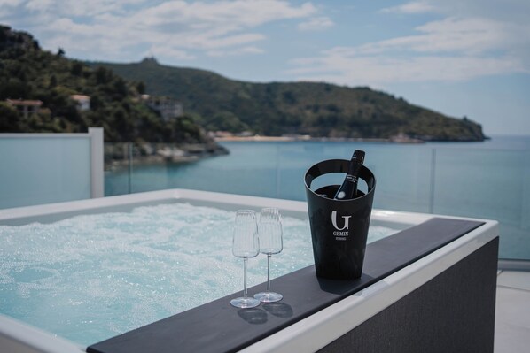 Royal-Doppel- oder -Zweibettzimmer, Meerblick | Eigener Whirlpool