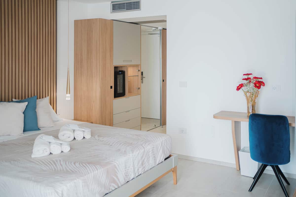 Ein modernes Schlafzimmer mit Bett, Schreibtisch und Stuhl.