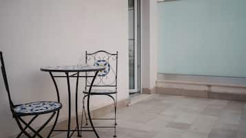 Deluxe-Vierbettzimmer | Terrasse/Patio