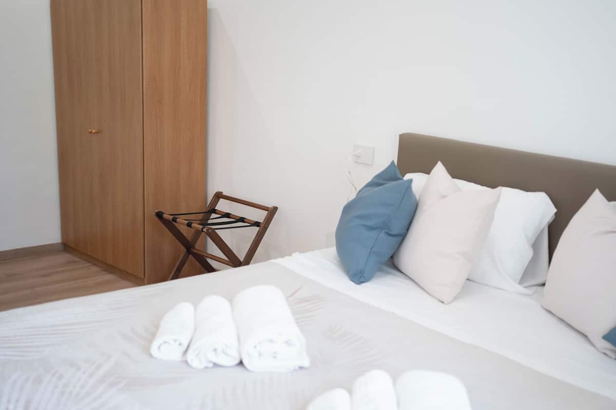 Habitación básica doble, vista al jardín | Caja de seguridad en la habitación, cortinas blackout y insonorización