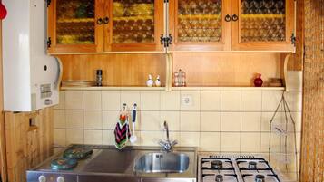 Kühlschrank, Mikrowelle, Ofen, Kochgeschirr/Geschirr/Besteck