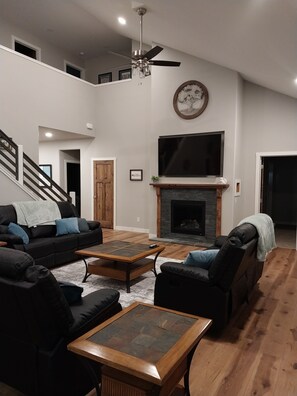 Smart-TV, Kamin, DVD-Player, Tischfußball