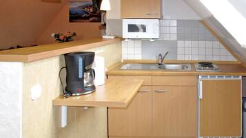 Køleskab, mikrobølgeovn, brødrister, højstol