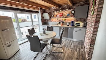 Kühlschrank, Mikrowelle, Ofen, Geschirrspüler