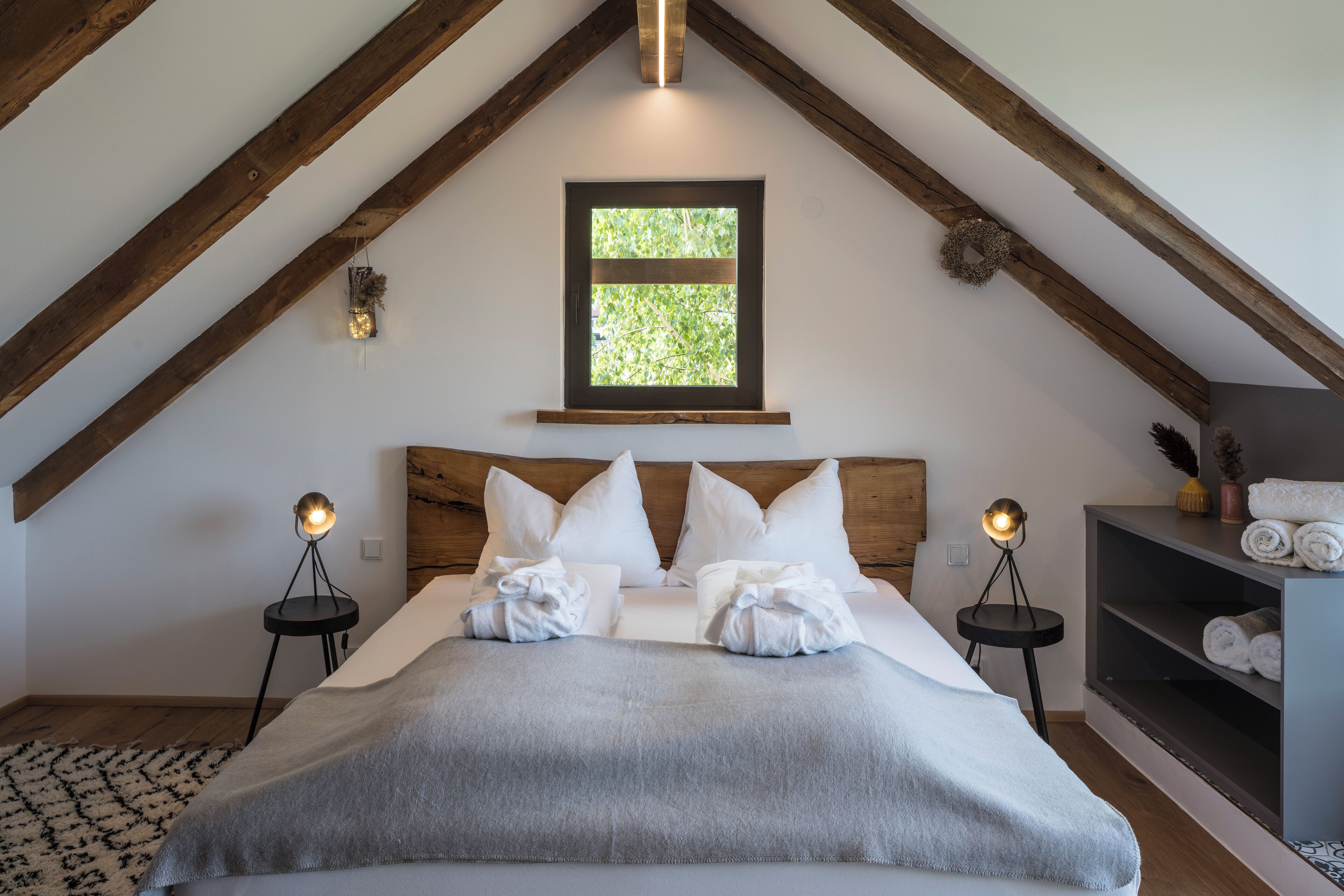 Luxury-Chalet, eigener Pool, Blick auf den Weinberg | 2 Schlafzimmer, hochwertige Bettwaren, Minibar, individuell dekoriert