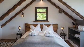 Luxury-Chalet, eigener Pool, Blick auf den Weinberg | 2 Schlafzimmer, hochwertige Bettwaren, Minibar, individuell dekoriert