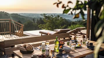 Daily cooked-to-order breakfast (EUR 26 per person)