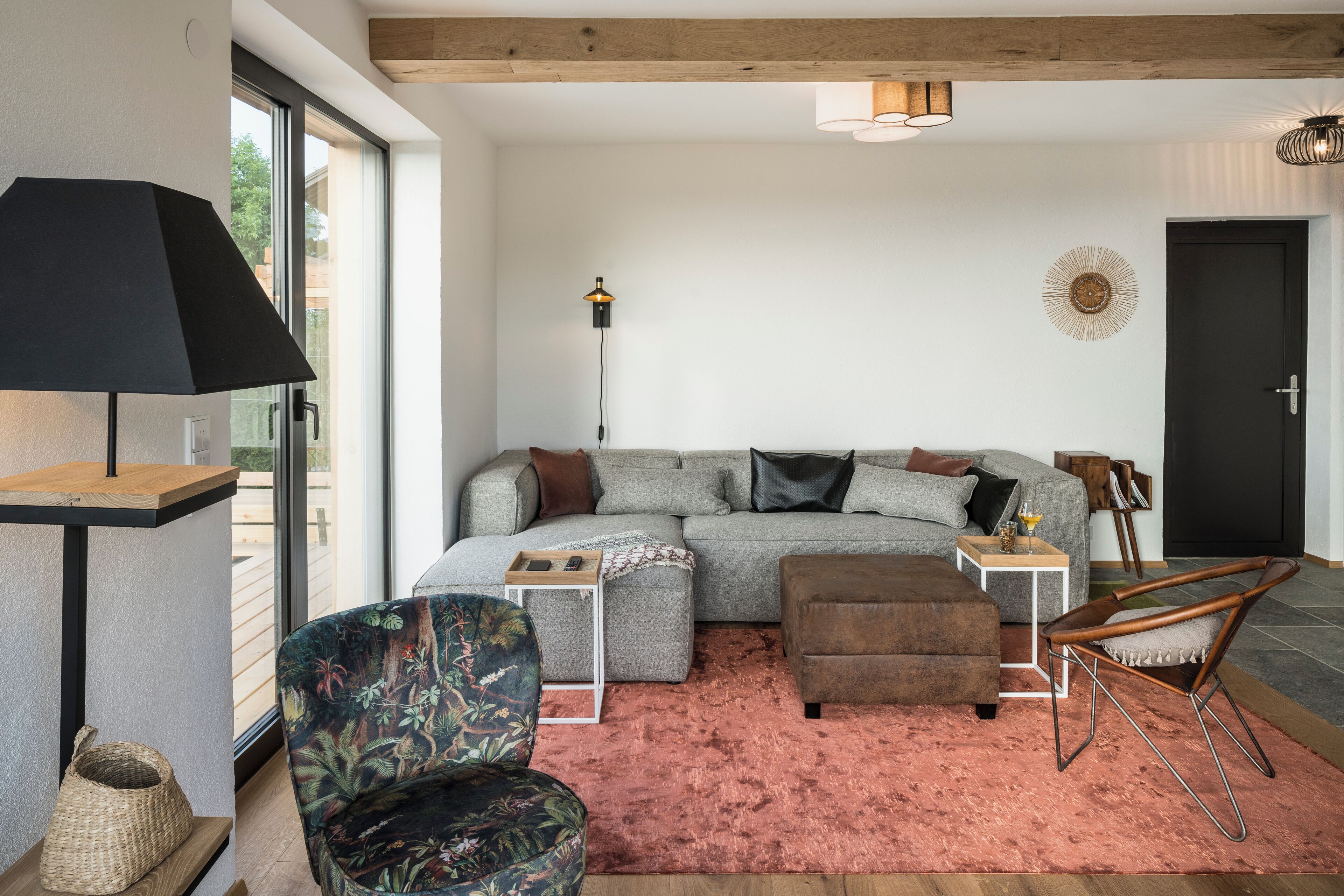 Luxury-Chalet, eigener Pool, Blick auf den Weinberg | Wohnbereich | 50-Zoll-Smart-TV mit Digitalempfang, Kamin