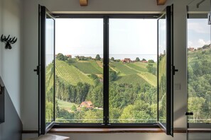 Luxury-Chalet, eigener Pool, Blick auf den Weinberg | Ausblick vom Zimmer