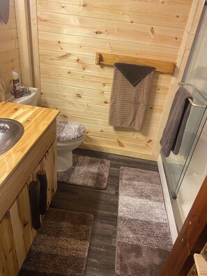 Ducha, artículos de higiene personal ecológicos y secador de pelo