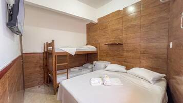 Espacio para trabajar con laptop y wifi gratis