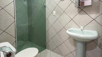 Chuveiro, toalhas de banho, sabonete, papel higiênico
