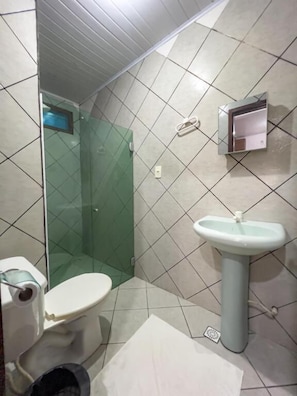 Ducha, toallas, jabón y papel higiénico