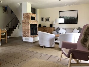 Fernseher, Kamin, DVD-Player