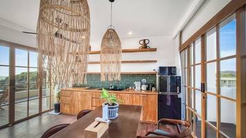 Frigorífico, microondas, placa de cocina y cafetera o tetera