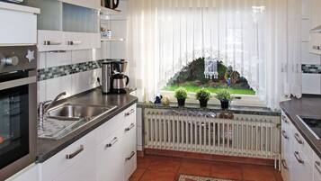 Kühlschrank, Mikrowelle, Ofen, Geschirrspüler