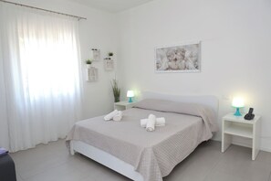 2 habitaciones, tabla de planchar con plancha, cuna de viaje y wifi