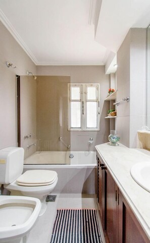 Douche, sĂšche-cheveux, bidet, serviettes fournies