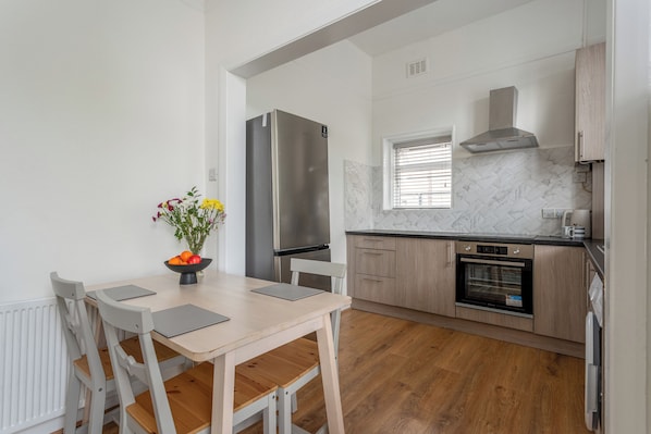Appartement | Cuisine privée | Réfrigérateur, four à micro-ondes, un four, surface de cuisson