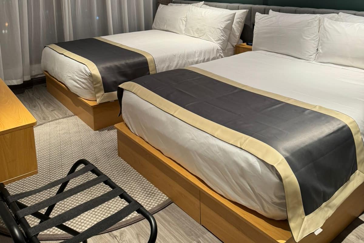 Caja fuerte, escritorio, espacio para trabajar con un portátil