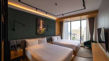 Standardrum - 1 kingsize-säng - icke-rökare | Värdeförvaringsskåp på rummet, skrivbord och arbetsyta för laptop