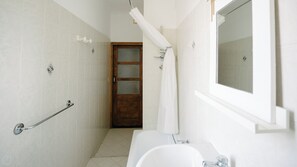 Hårtørrer, bidet, håndklæder