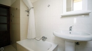 Hair dryer, bidet, towels - Tra le Nuvole - Two Bedroom Apartment, Sleeps 5 (Albenga)