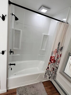 Hair dryer, towels, soap, toilet paper - 2-BR Simplistic Retreat Minutes from Downtown

 (Manchester)