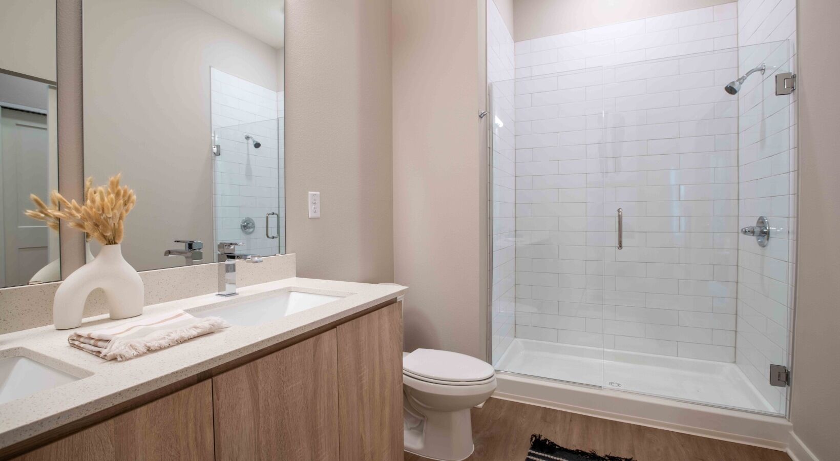 2-bedroom condo in pleasant Davenport with AC, fitness room, WiFi