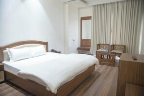 In-room safe, blackout curtains, iron/ironing board, free WiFi - The Retreat Resort (New Delhi)