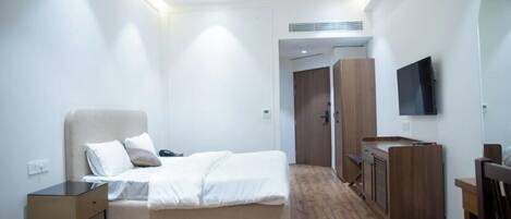 Quarto casal, vista para o jardim | Cofres nos quartos, cortinas blackout, ferros/tábuas de passar roupa