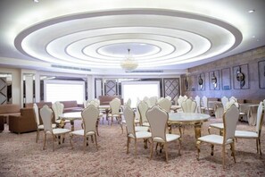 Restaurant - The Retreat Resort (New Delhi)