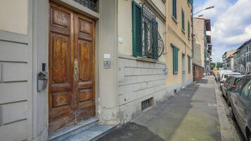 Vista frontal de la propiedad