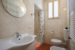 Basic Apartment | Bathroom | Shower, hair dryer, bidet, towels - Angelico Urban Loft (Florence)