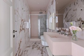 Een haardroger, een bidet, handdoeken, zeep