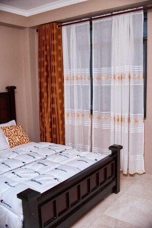 Escritorio, espacio para trabajar con laptop y wifi gratis 