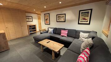 Televisor intel·ligent, taula de tennis de taula i llibres