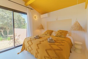 4 bedrooms, travel cot, free WiFi, bed sheets