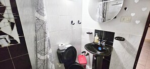 Dusche, Haartrockner, Shampoo, Toilettenpapier