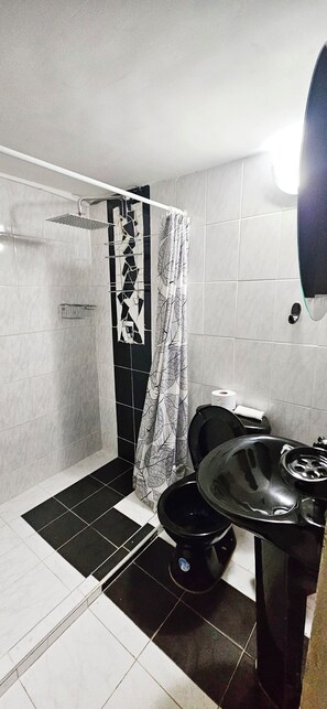 Bruser, hårtørrer, Shampoo, Toiletpapir