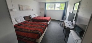 Twin Room | Desk, laptop workspace, free WiFi