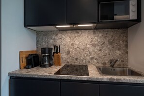 雪櫃、微波爐、咖啡機/沖茶器、廚房用具/餐具/器皿