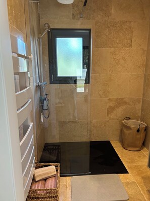 Shower, free toiletries, hair dryer, towels - Maison "les Chênes D'hélios" en Drôme Provençale - Logement Entier (Réauville)