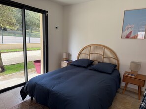 1 Schlafzimmer, Schreibtisch, schallisolierte Zimmer