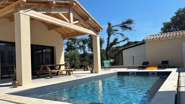 A swimming pool with a wooden pergola, lounge chairs, and a covered patio area. - Maison "les Chênes D'hélios" en Drôme Provençale - Logement Entier (Réauville)
